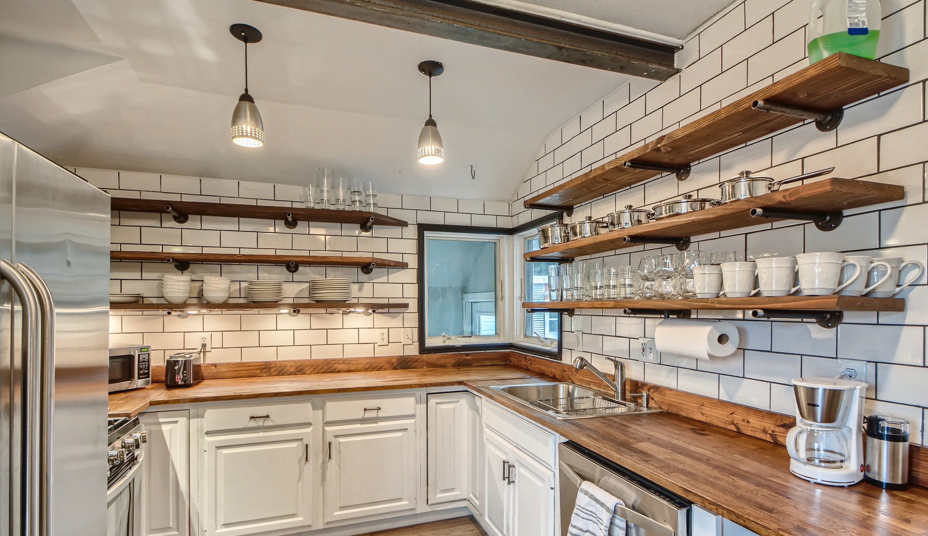 Country-Style Charm • Shared Yard/Firepit/Hot Tub