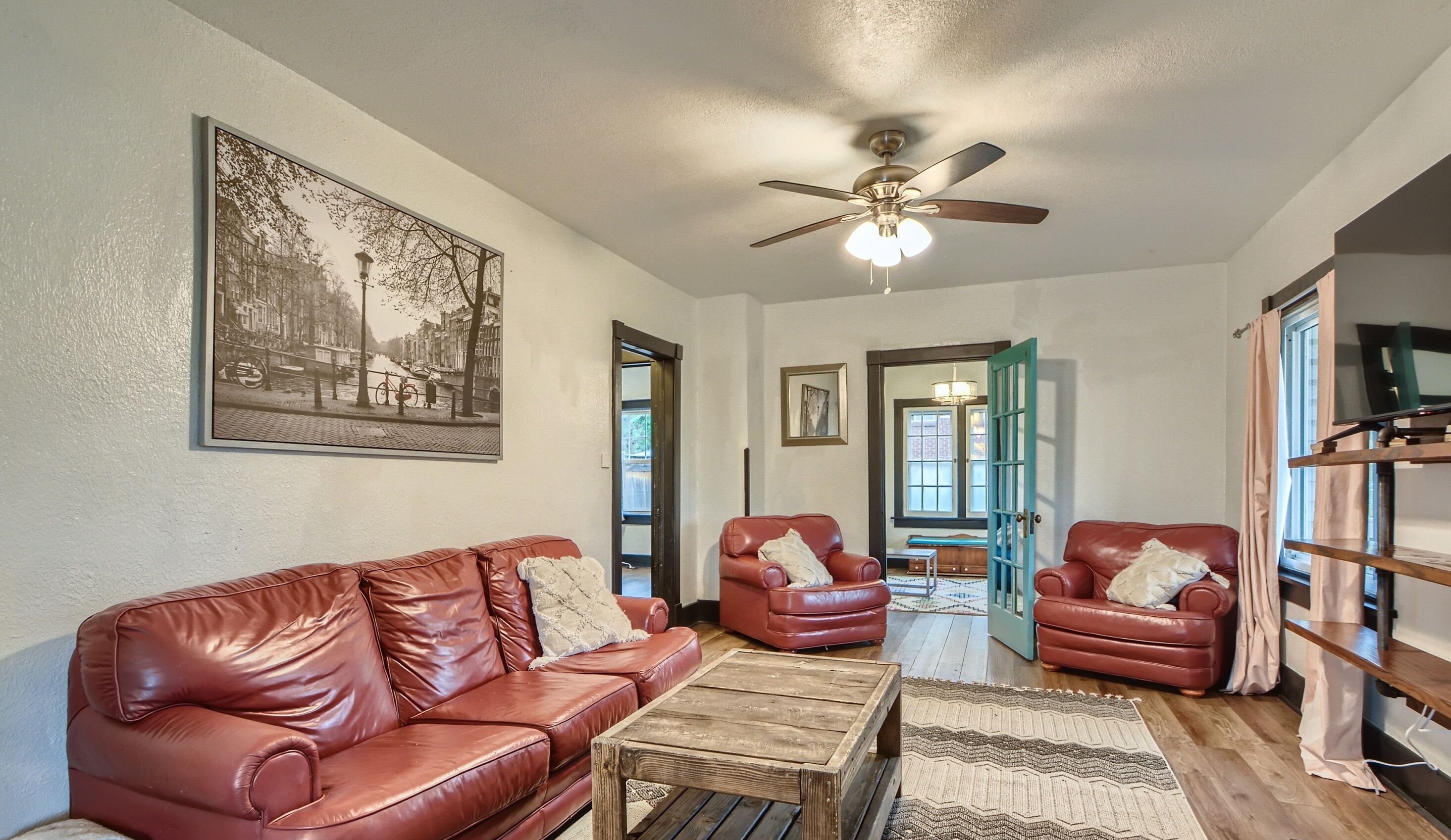 Country-Style Charm • Shared Yard/Firepit/Hot Tub