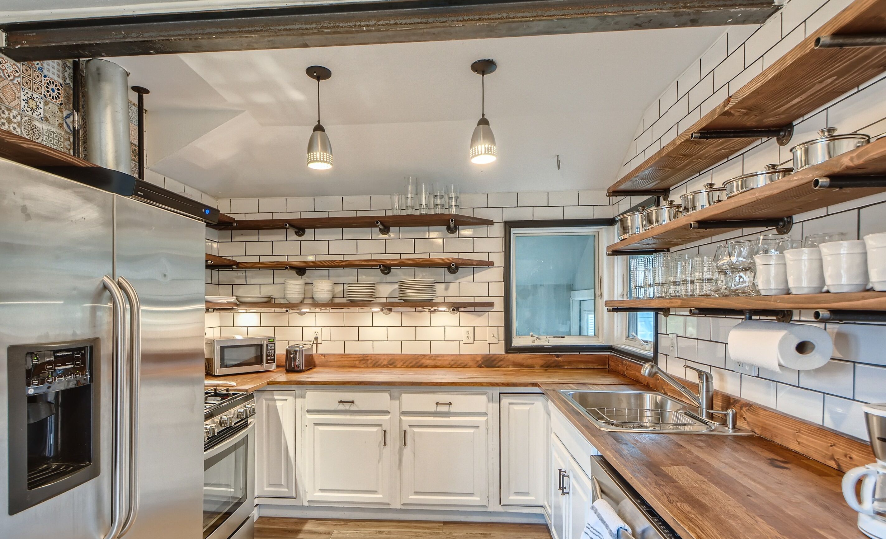 Country-Style Charm • Shared Yard/Firepit/Hot Tub