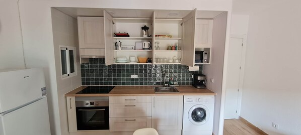 Een koelkast, een magnetron, een oven, een kookplaat