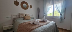 1 slaapkamer, een kluis op de kamer, een strijkplank/strijkijzer