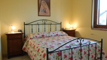 2 bedrooms, internet, bed sheets