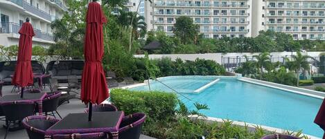 Una piscina al aire libre