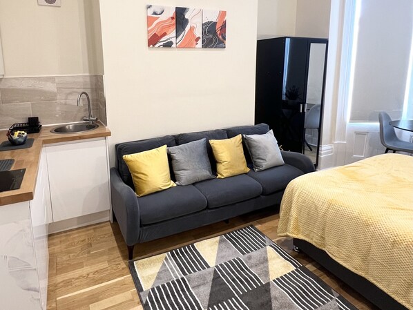 Studio, 1 Queen Bed | Iron/ironing board, free WiFi, bed sheets