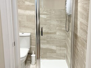 Studio, 1 Queen Bed | Bathroom | Shower, hair dryer, towels