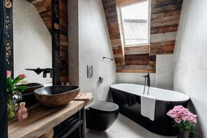 Biệt thự Exclusive | Phòng tắm | Bồn tắm và buồng tắm vòi sen riêng, vòi sen phun mưa 