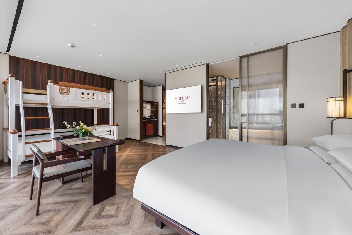 Suite familiar, 1 habitación, no fumadores, vistas a la ciudad | Ropa de cama de alta calidad y edredones de plumas