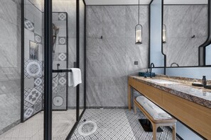 Erillinen kylpyamme ja suihku, sadesuihkupää, hiustenkuivaaja