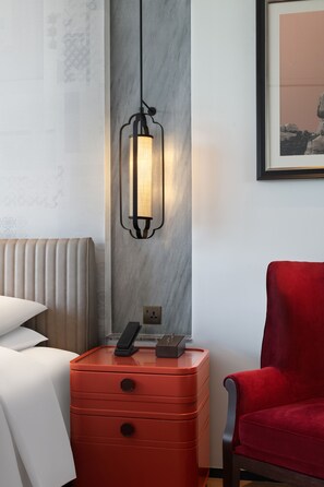 Literie de qualité, couette en duvet, lit avec matelas à plateau-coussin