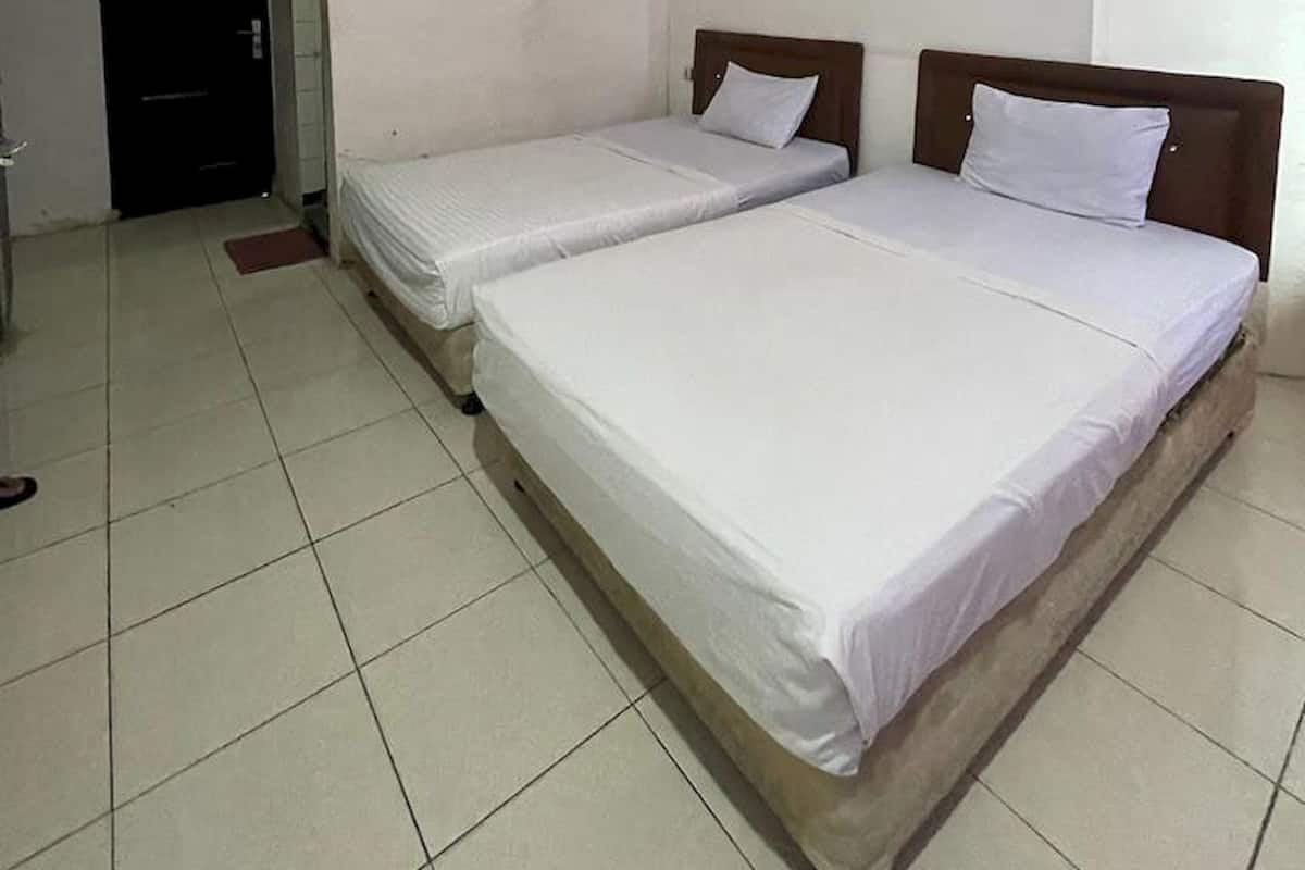 Standard Twin Room | Meja, ruang kerja komputer riba, langsir/tirai gelap terus