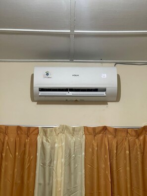 Quarto casal standard | Escrivaninha, espaço de trabalho para notebook, cortinas blackout