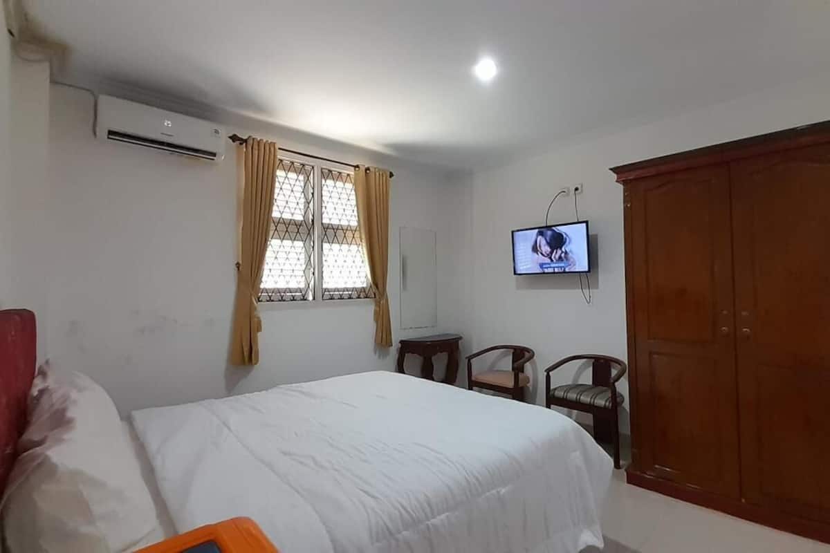 Desk, laptop workspace, blackout drapes, free WiFi