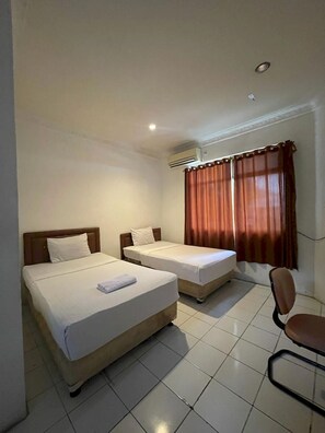 Kamar Twin Standar | Meja kerja, ruang kerja ramah laptop, dan tirai kedap cahaya