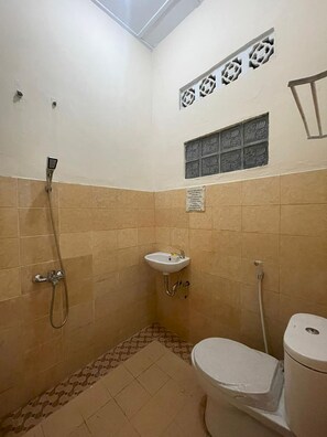Bathroom - OYO 92463 Deli Hotel Medan (Medan)