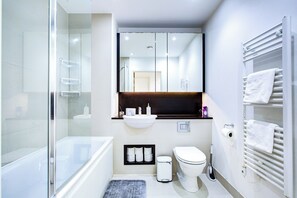 Apartment | Badezimmer | Dusche, kostenlose Toilettenartikel, Haartrockner, Handtücher
