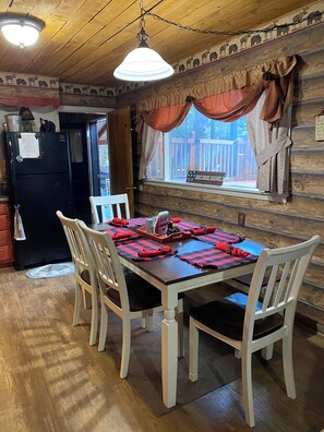 Dining - Mountain Cabin walking distance to Park and Brewery. Level off street parking. (Cloudcroft)