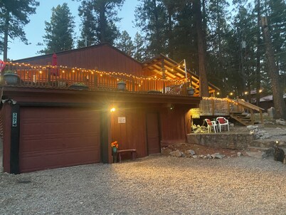 Mountain Cabin walking distance to Park and Brewery. Level off street parking.