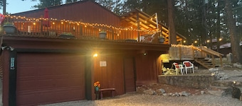 Mountain Cabin walking distance to Park and Brewery. Level off street parking.