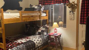 4 室のベッドルーム、アイロン / アイロン台、WiFi (無料)、ベッドシーツ