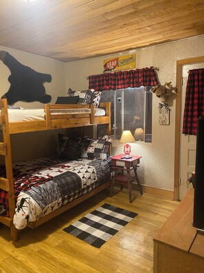 4 bedrooms, iron/ironing board, free WiFi, bed sheets - Mountain Cabin walking distance to Park and Brewery. Level off street parking. (Cloudcroft)