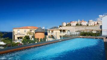 Seasonal outdoor pool, open 7:00 AM to 8:30 PM, pool umbrellas