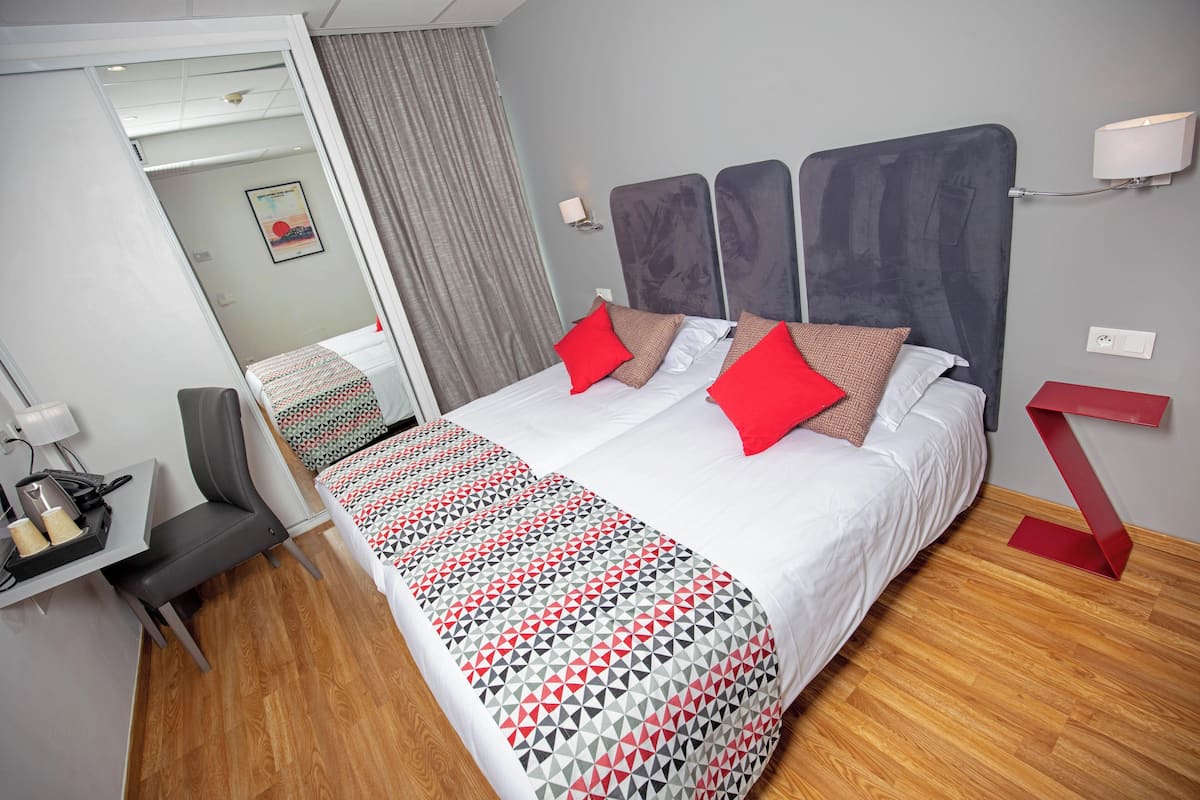 Petite chambre twin avec balcon - vue mer | 客房內保險箱、書桌、隔音、熨斗/熨衣板