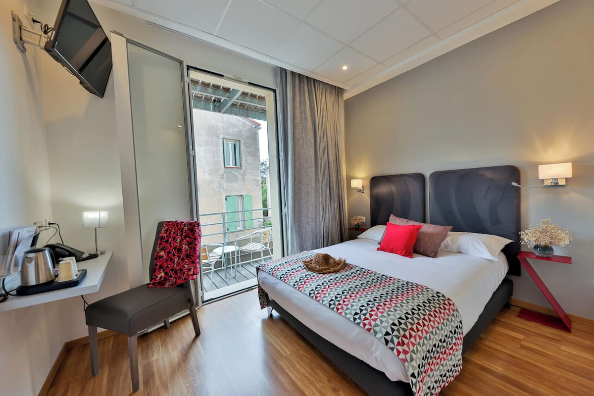 Petite chambre double économique avec balcon | 客房內保險箱、書桌、隔音、熨斗/熨衣板