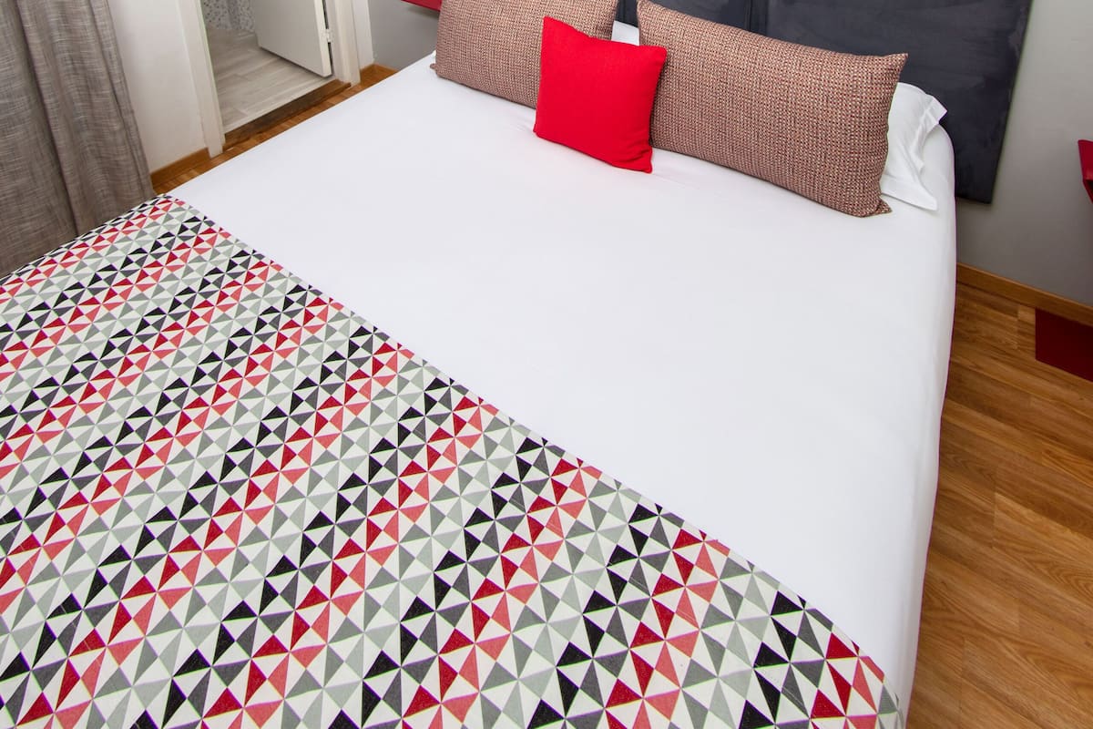 Petite chambre double avec balcon - vue mer | 客房內保險箱、書桌、隔音、熨斗/熨衣板