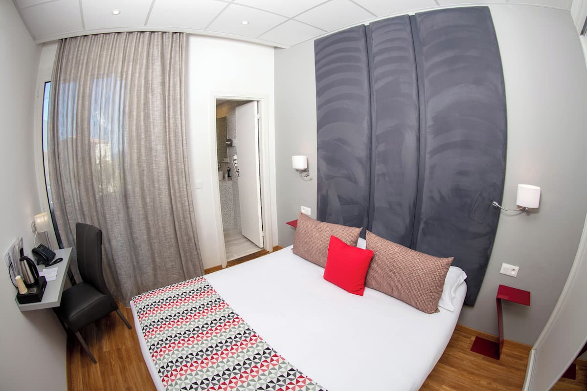 Petite chambre double avec balcon - vue piscine | 客房內保險箱、書桌、隔音、熨斗/熨衣板