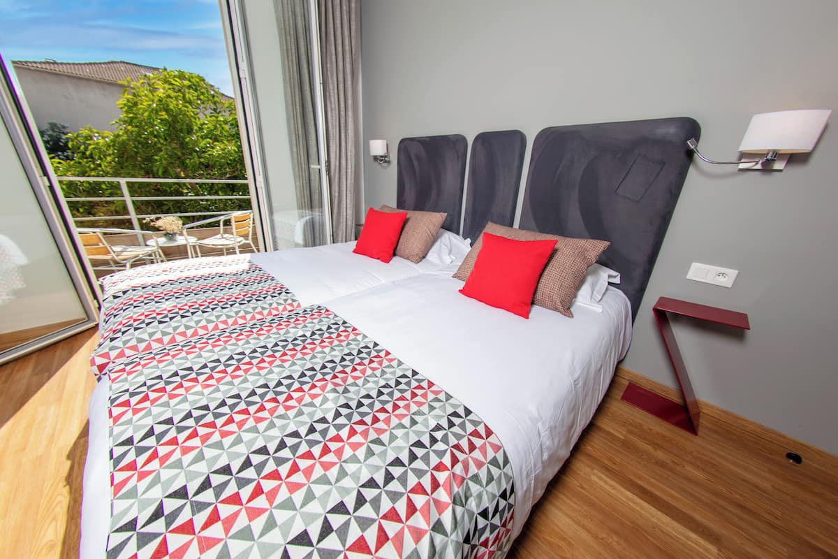 Petite chambre twin économique avec balcon | 客房內保險箱、書桌、隔音、熨斗/熨衣板