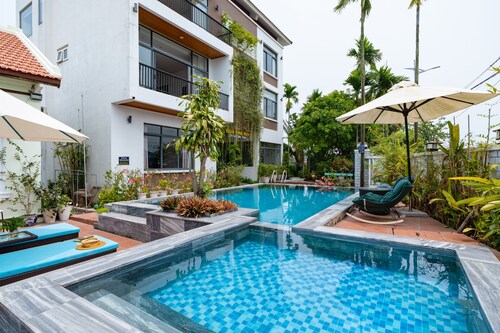 6BRs Villa with Private Pool * Central Location * Free Pick Up * B.fast inc.