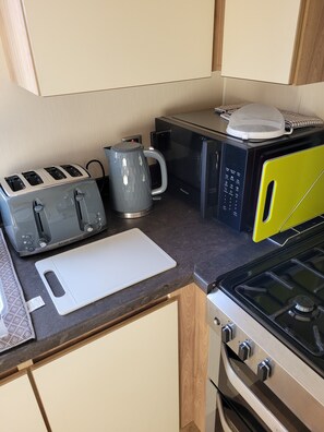 Cabin, Multiple Beds | Private kitchen | Fridge, microwave, oven, stovetop - Charming 4-bed Static Caravan in Clacton-on-sea (Clacton-on-Sea)