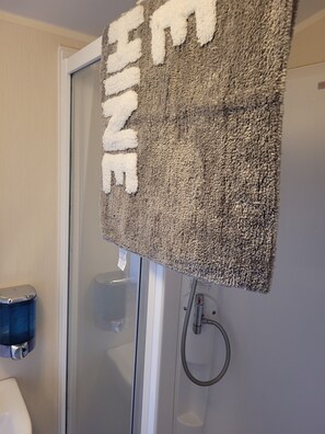 Cabin, Multiple Beds | Bathroom | Shower - Charming 4-bed Static Caravan in Clacton-on-sea (Clacton-on-Sea)