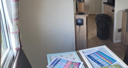 Charming 4-bed Static Caravan in Clacton-on-sea