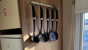 キャビン ベッド (複数台) | 専用キッチン | 冷蔵庫、電子レンジ、オーブン、コンロ