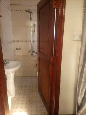 Shower, rainfall showerhead, free toiletries, slippers - New Pentagon Annex Hotel (Dar es Salaam)