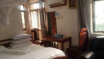 Standard Twin Room | Desk, laptop workspace, free WiFi, bed sheets