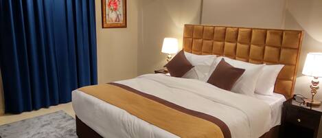 Luxury Room | Egyptian cotton sheets, premium bedding, pillowtop beds, in-room safe