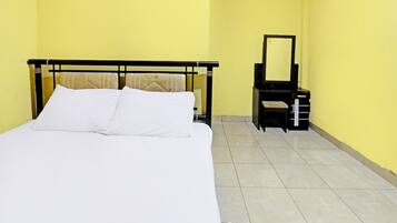 Quarto casal econômico | Wi-Fi de cortesia, roupa de cama