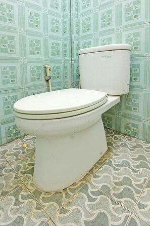 Economy Double Room | Bathroom | Shower, towels