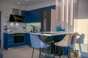 Fridge, oven, stovetop, coffee/tea maker