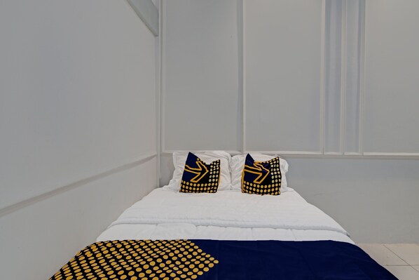 Double Room | Desk, laptop workspace, bed sheets