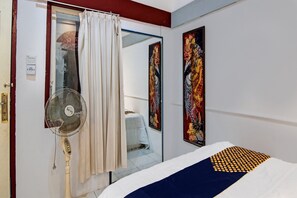 Desk, laptop workspace, bed sheets - SPOT ON 92449 Libersa Homestay Syariah (Pekanbaru)