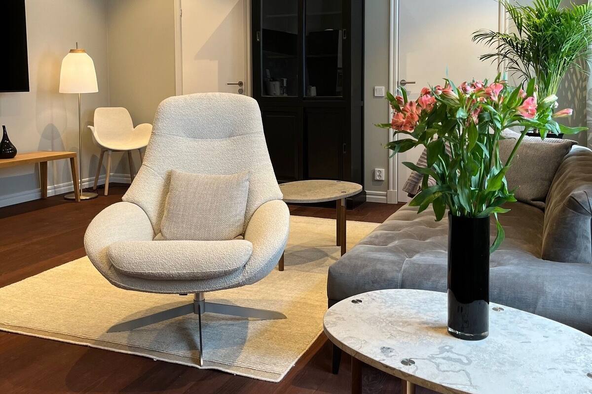 Leilighet – superior, bakgårdsutsikt | Oppholdsområde | En 55-tommers smart-TV med kabel-kanaler samt Netflix