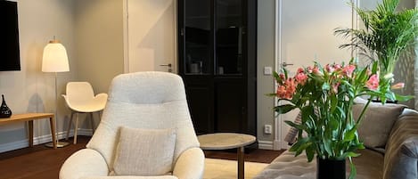 Apartamento superior, vistas al patio | Zona de estar | Smart TV de 55 pulgadas con canales por cable, Netflix