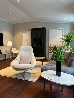 Superior-Apartment, Blick auf den Innenhof | Wohnbereich