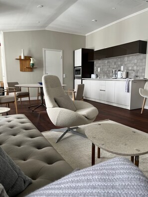 Superior-Apartment, Blick auf den Innenhof | Eigene Küche | Großer Kühlschrank, Mikrowelle, Herdplatte, Wasserkocher