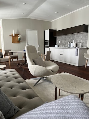 Superior-Apartment, Blick auf den Innenhof | Eigene Küche | Großer Kühlschrank, Mikrowelle, Herdplatte, Wasserkocher