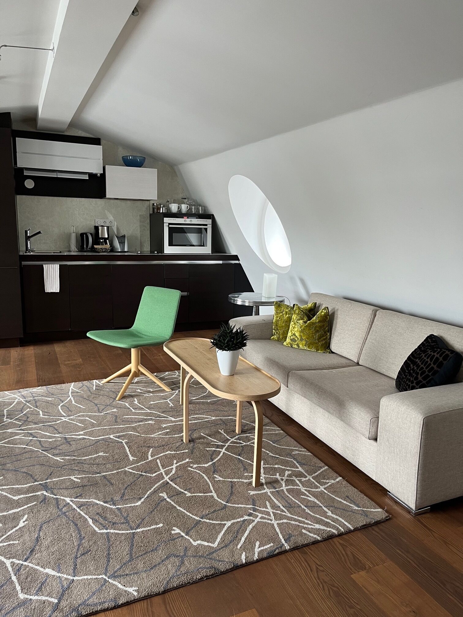 Un loft moderno con cocina, comedor y sala de estar.