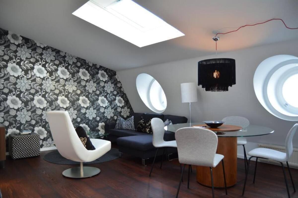 Studio – superior | Blendingsgardiner, lydisolert, strykejern/-brett og barnesenger